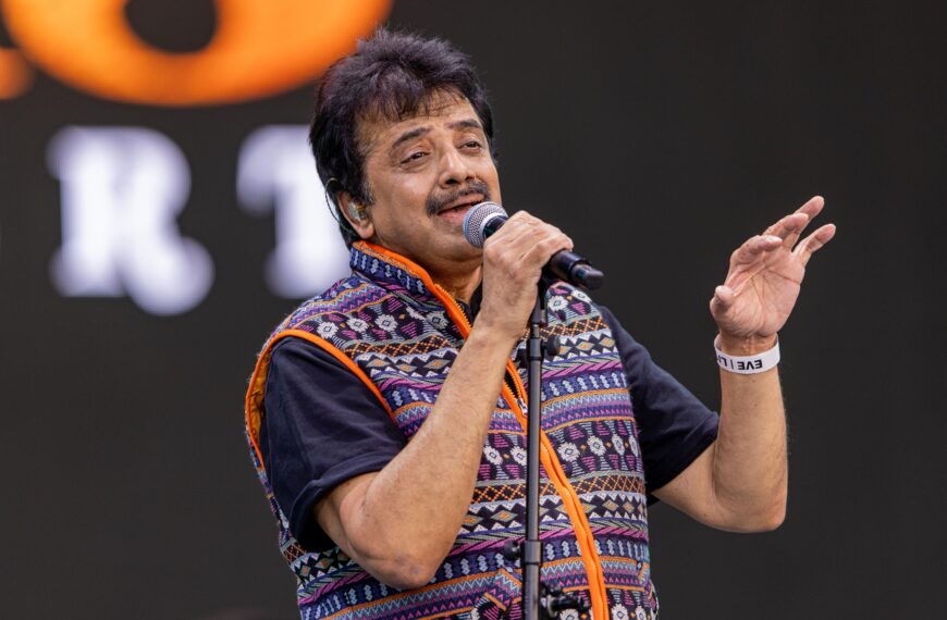 Indian Playback Singer Srinivas Performs for Jaffna Medical Students to Raise Funds to Buy Coach
